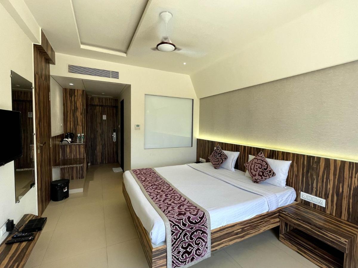 Hotel Grand Parivaar Игатпури Екстериор снимка