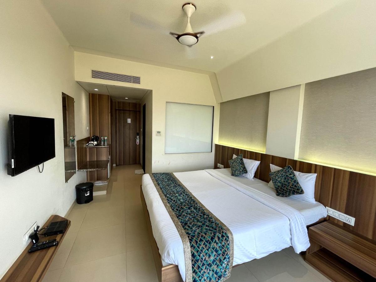 Hotel Grand Parivaar Игатпури Екстериор снимка