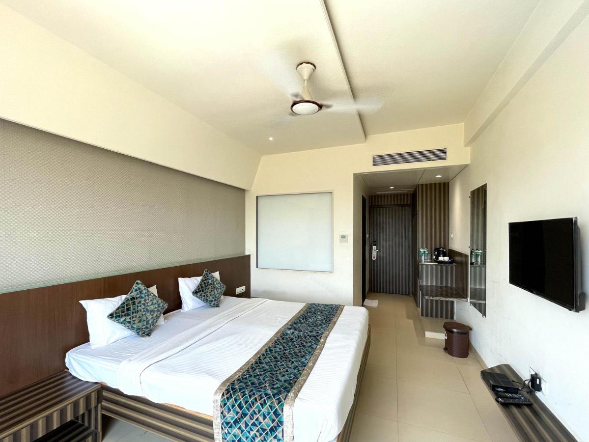 Hotel Grand Parivaar Игатпури Екстериор снимка